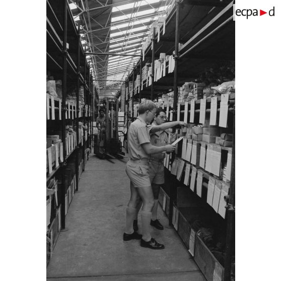 La direction de l'infrastructure et du matériel (DIM) au camp d'Arue. Magasins du parc d'approvisionnement.