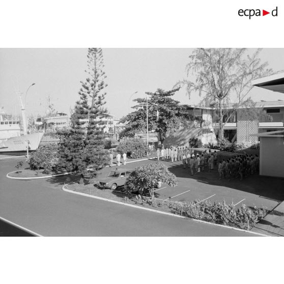 Montée des couleurs sur la place d'armes de la base maritime de Papeete.