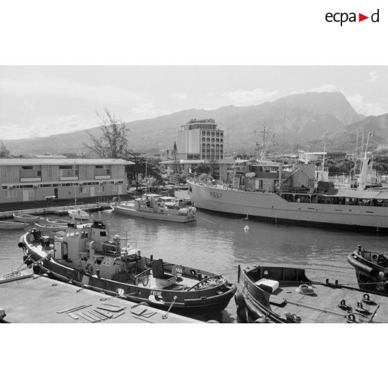 La base maritime de Papeete. Le patrouilleur Paimpolaise (P657) et la vedette de transport de personnel (VTP) de la gendarmerie maritime (P778), et le remorqueur Frene à quai.