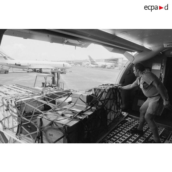 Sur la base aérienne (BA) 190 à Faa'a (Tahiti), arrivée du Maire Nui, l'un des trois avions Caravelle faisant la liaison entre Tahiti et les sites avancés de Moruroa et Hao. Déchargement du fret. En arrière-plan, le Torea.