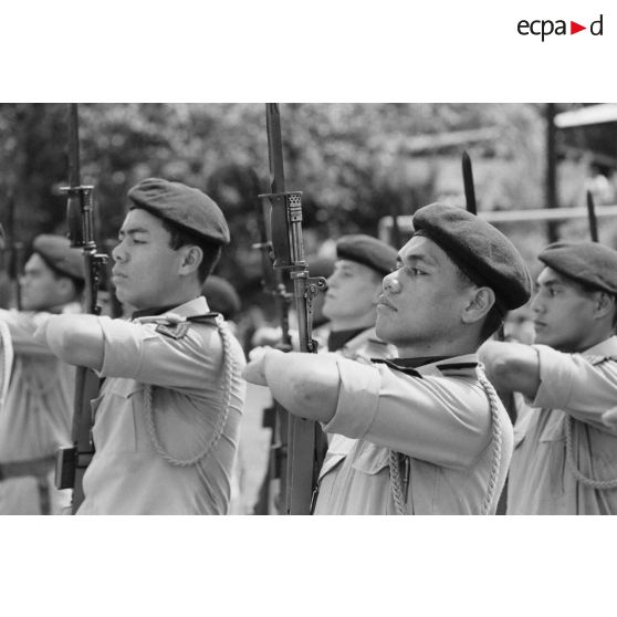 Prise d'armes à Taravao (Tahiti) à l'occasion de la remise de la fourragère à de jeunes marsouins du régiment d’infanterie de marine du Pacifique - Polynésie (RIMAP-P).