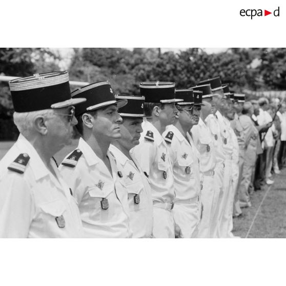 Prise d'armes à Taravao (Tahiti) à l'occasion de la remise de la fourragère à de jeunes marsouins du régiment d’infanterie de marine du Pacifique - Polynésie (RIMAP-P). Officiers sur les rangs.