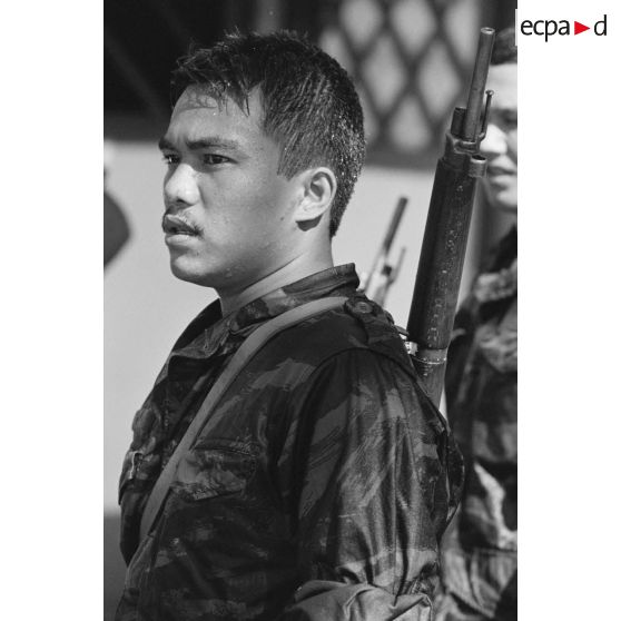 Portrait de militaire du régiment d’infanterie de marine du Pacifique - Polynésie (RIMAP-P) à l'entraînement au centre d'instruction nautique (CIN) de Tautira. Mise en oeuvre tactique de zodiac avec dessalage.