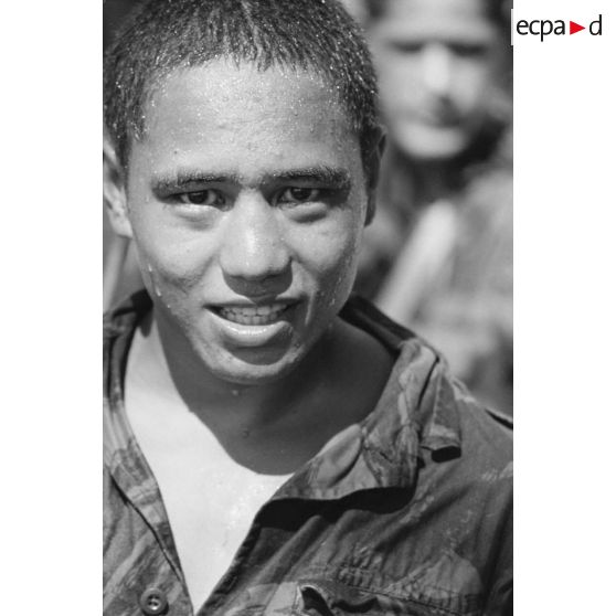 Portrait de militaire du régiment d’infanterie de marine du Pacifique - Polynésie (RIMAP-P) à l'entraînement au centre d'instruction nautique (CIN) de Tautira. Mise en oeuvre tactique de zodiac avec dessalage.