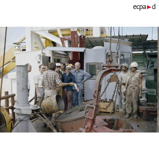 Visite des membres de la commission de la Défense nationale à bord de la plateforme Tila à Moruroa (Mururoa).