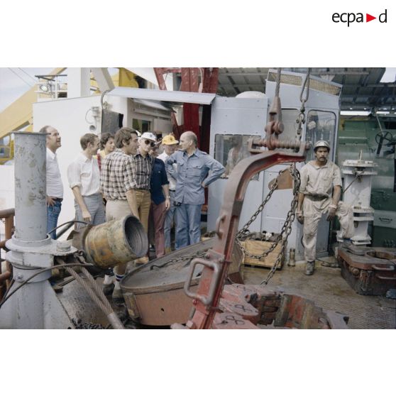 Visite des membres de la commission de la Défense nationale à bord de la plateforme Tila à Moruroa (Mururoa).