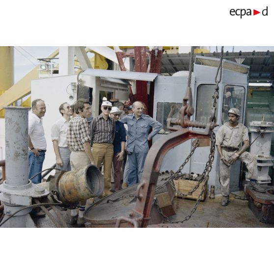 Visite des membres de la commission de la Défense nationale à bord de la plateforme Tila à Moruroa (Mururoa).