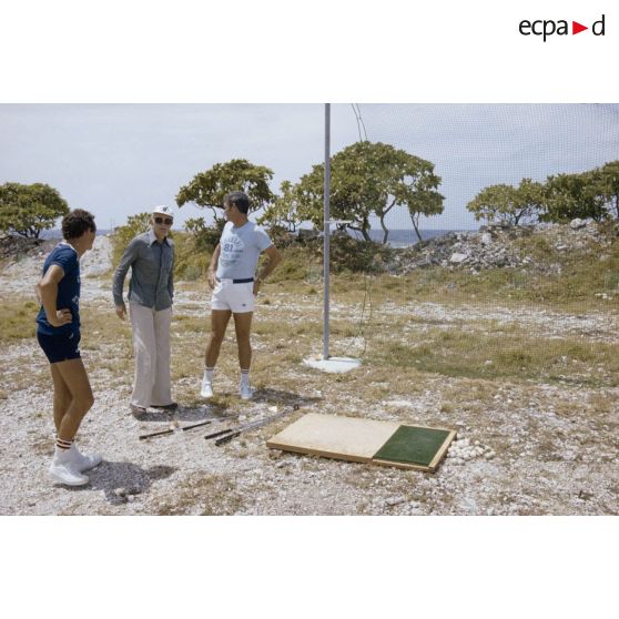 Louis Darinot, député de la Manche, président de la commission de la Défense nationale, au practice de golf à Moruroa (Mururoa).