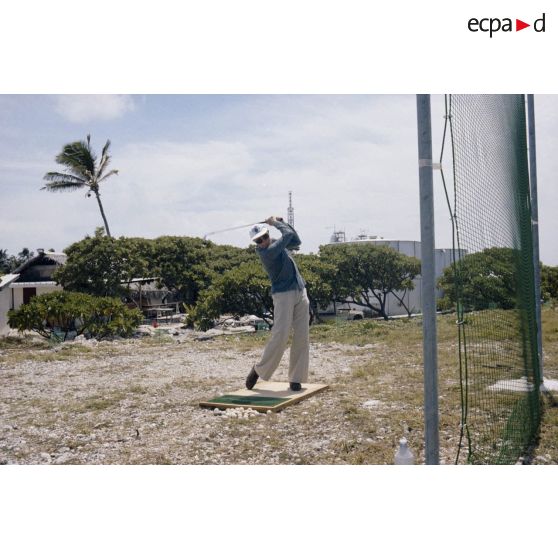 Louis Darinot, député de la Manche, président de la commission de la Défense nationale, au practice de golf à Moruroa (Mururoa).
