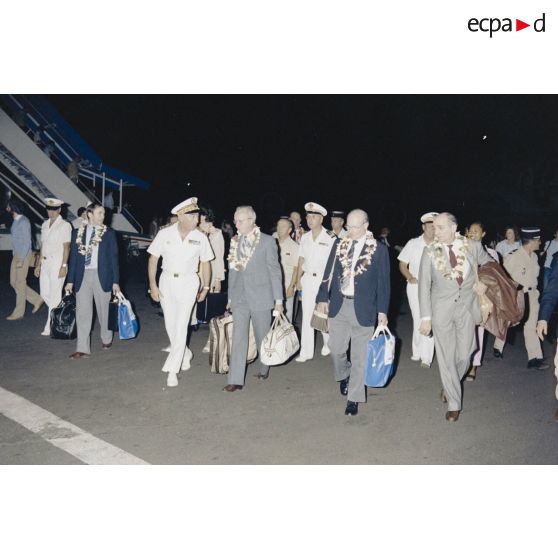 Arrivée à Tahiti-Faaa. Accueil des membres de la commission de la Défense nationale lorsde leur visite en Polynésie française par le vice-amiral Jacques Choupin, commandant supérieur des forces armées en Polynésie française et du centre d'expérimentations du Pacifique (CEP) en zone maritime du Pacifique.