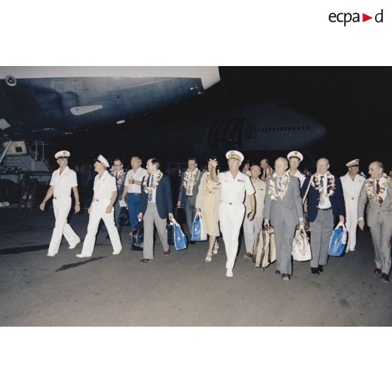 Arrivée à Tahiti-Faaa. Accueil à l'aéroport des membres de la commission de la Défense nationale lors de leur visite en Polynésie française par le vice-amiral Jacques Choupin, commandant supérieur des forces armées en Polynésie française et du centre d'expérimentations du Pacifique (CEP) en zone maritime du Pacifique.