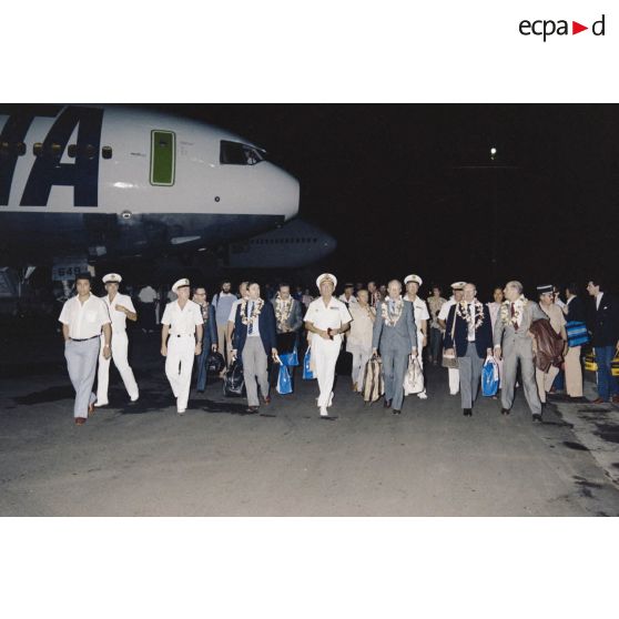 Arrivée à Tahiti-Faaa. Accueil à l'aéroport des membres de la commission de la Défense nationale lors de leur visite en Polynésie française par le vice-amiral Jacques Choupin, commandant supérieur des forces armées en Polynésie française et du centre d'expérimentations du Pacifique (CEP) en zone maritime du Pacifique.