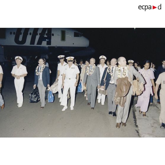 Arrivée à Tahiti-Faaa. Accueil à l'aéroport des membres de la commission de la Défense nationale lors de leur visite en Polynésie française par le vice-amiral Jacques Choupin, commandant supérieur des forces armées en Polynésie française et du centre d'expérimentations du Pacifique (CEP) en zone maritime du Pacifique.