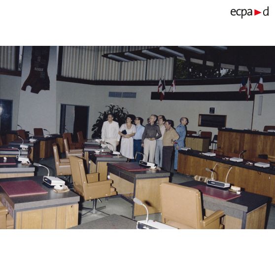 Visite de l'Assemblée territoriale par les membres de la commission de la Défense nationale avec Frantz Vanizette, président de l'Assemblée territoriale de Polynésie française, lors de leur visite.
