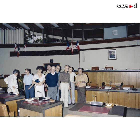 Visite de l'Assemblée territoriale par les membres de la commission de la Défense nationale avec Frantz Vanizette, président de l'Assemblée territoriale de Polynésie française, lors de leur visite.