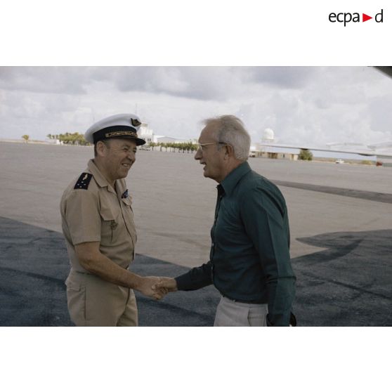 Arrivée à Hao de la commission de la Défense nationale. Accueil par le général de corps aérien Michel Rouyer, directeur des centres d'expérimentations nucléaires (DIRCEN), de Louis Darinot, député de la Manche, président de la commission.