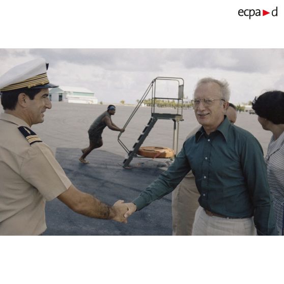 Arrivée à Hao de la commission de la Défense nationale. Accueil par un colonel (air), peut-être commandant de la base aérienne (BA) 185 d'Hao, de Louis Darinot, député de la Manche, président de la commission.