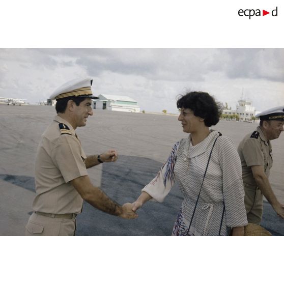 Arrivée à Hao de la commission de la Défense nationale. Accueil par un colonel (air), peut-être commandant de la base aérienne (BA) 185 d'Hao de Marie-Thérèse Patrat, députée du Rhône et secrétaire de la commission, en présence du général de corps aérien Michel Rouyer, directeur des centres d'expérimentations nucléaires (DIRCEN).