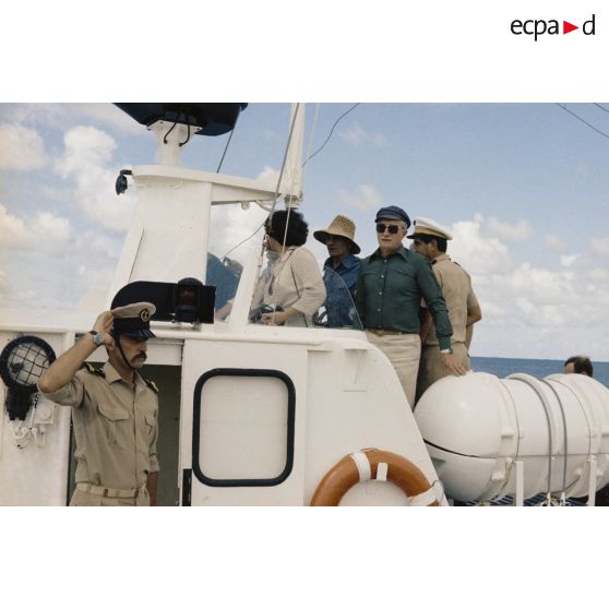 Visite du lagon d’Hao par les membres de la commission de la Défense nationale, accompagnés du colonel peut-être commandant de la base aérienne (BA) 185 d'Hao, à bord d'une vedette.