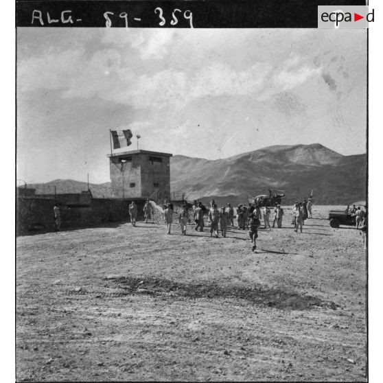 Le général de Gaulle en visite au poste de Tizi N'Slib.