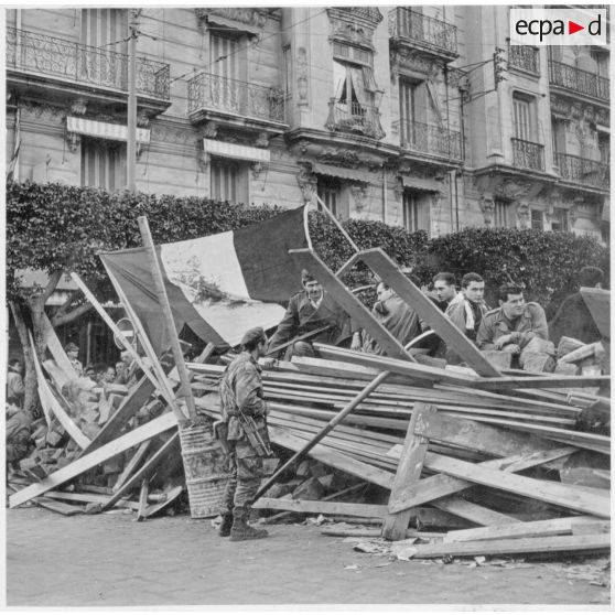 Vues de la barricade "Hernandez" et de son service d'ordre dans la rue Charles Péguy à Alger, matinée du 25 janvier 1960.