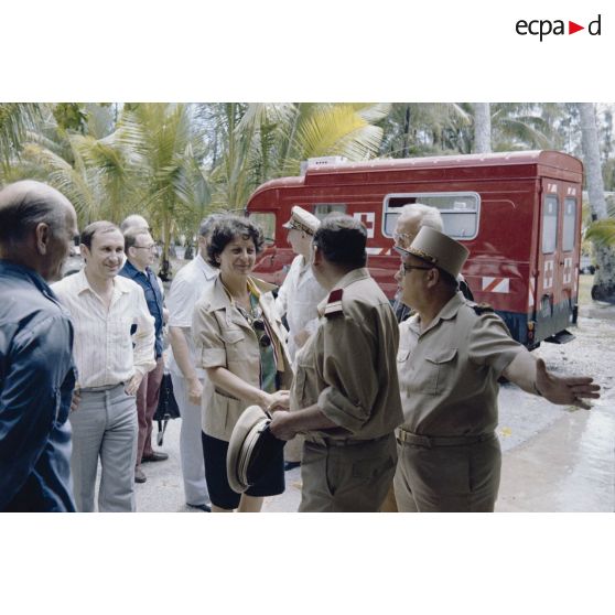 Accueil à l'hôpital de Moruroa des membres de la commission de la Défense nationale en visite en Polynésie française accompagnés du vice-amiral Jacques Choupin, commandant le Centre d'expérimentations du Pacifique (CEP).