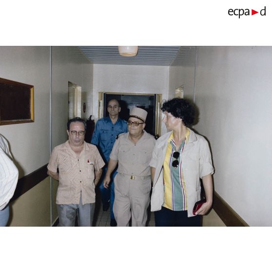 Visite de la pharmacie de l'hôpital de la base vie de Moruroa (Mururoa) par les membres de la commission de la Défense nationale.