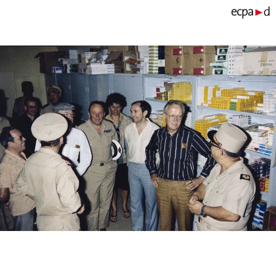 Visite de la pharmacie de l'hôpital de la base vie de Moruroa (Mururoa) par les membres de la commission de la Défense nationale accompagnés du général de corps d’armée aérienne Michel Rouyer, directeur des centres d'expérimentations nucléaires (DIRCEN).