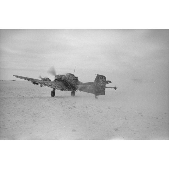 Décollage de Junkers Ju-87 Stuka du Sturzkampfgeschwader 2 "Immelmann".