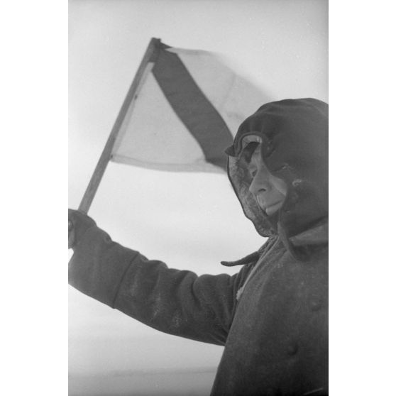 Signalisation sur le terrain d'aviation d'où décollent les chasseurs et les bombardiers allemands.