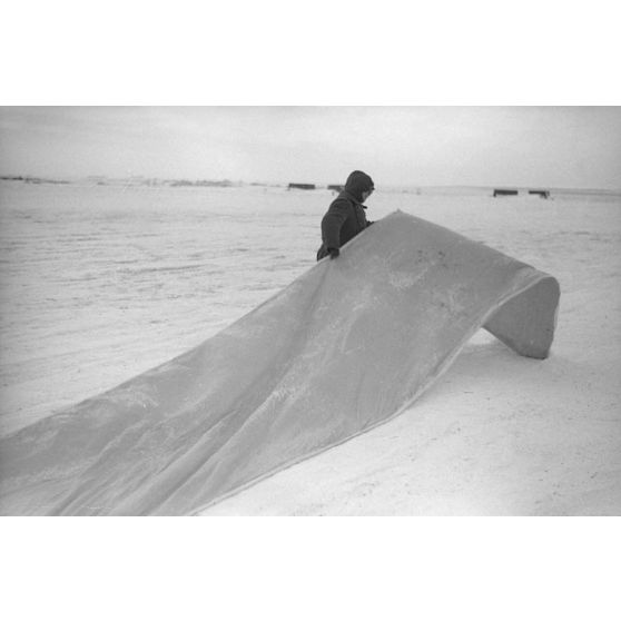 Signalisation sur le terrain d'aviation d'où décollent les chasseurs et les bombardiers allemands.