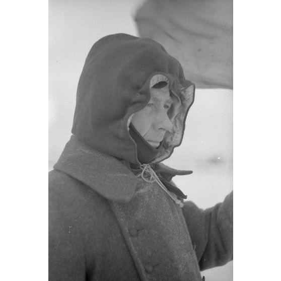 Signalisation sur le terrain d'aviation d'où décollent les chasseurs et les bombardiers allemands.