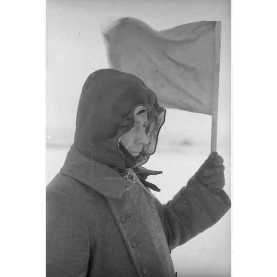 Signalisation sur le terrain d'aviation d'où décollent les chasseurs et les bombardiers allemands.