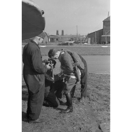 Activités du 2e Staffel du 13 groupe de reconnaissance (Nahaufklärungsgruppe 13) sur le terrain de Saint-Brieuc.