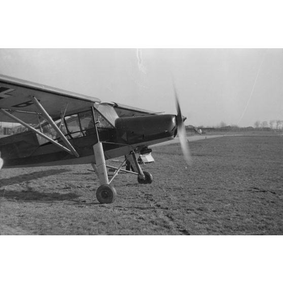 Activités du 2e Staffel du 13 groupe de reconnaissance (Nahaufklärungsgruppe 13) sur le terrain de Saint-Brieuc.