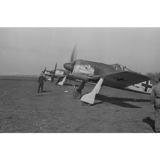 Activités du 2e Staffel du 13 groupe de reconnaissance (Nahaufklärungsgruppe 13) sur le terrain de Saint-Brieuc.