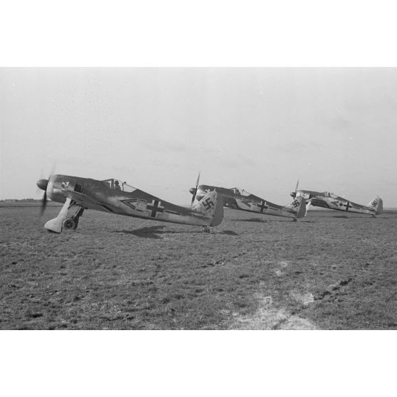 Activités du 2e Staffel du 13 groupe de reconnaissance (Nahaufklärungsgruppe 13) sur le terrain de Saint-Brieuc.