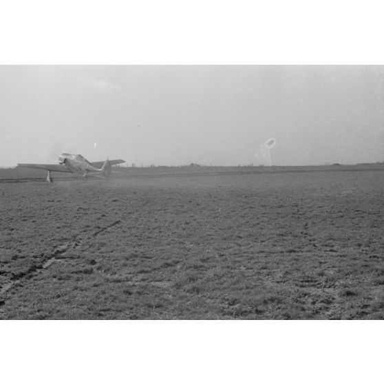 Activités du 2e Staffel du 13 groupe de reconnaissance (Nahaufklärungsgruppe 13) sur le terrain de Saint-Brieuc.