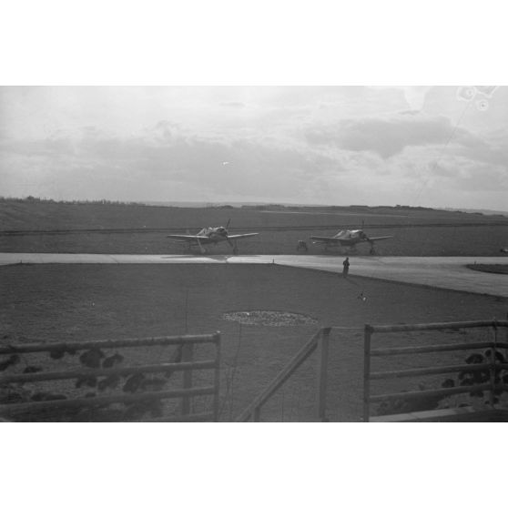 Activités du 2e Staffel du 13 groupe de reconnaissance (Nahaufklärungsgruppe 13) sur le terrain de Saint-Brieuc.