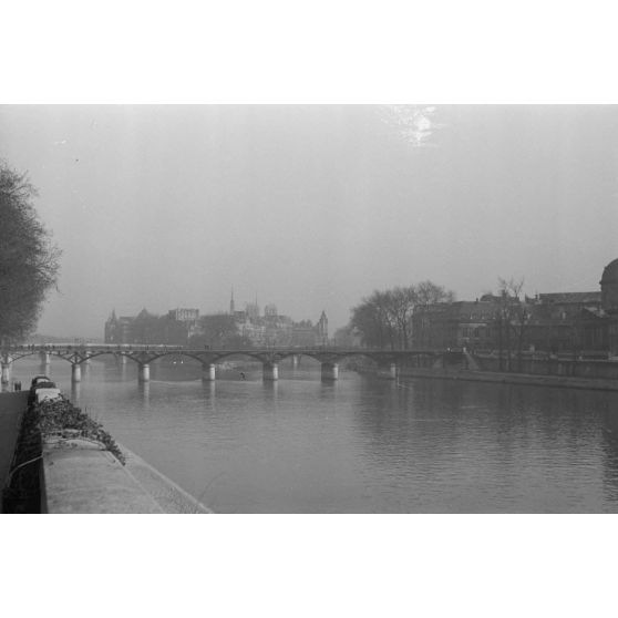 A Paris, le pont des Arts et, à l'arrière-plan l'île de la Cité.