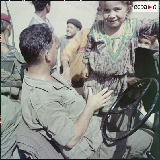 Le 7e Bataillon de chasseurs alpins (BCA) en patrouille dans un village kabyle.