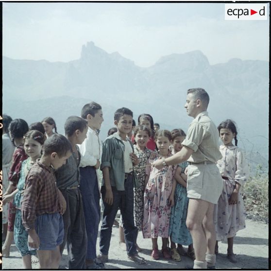 Le 7e Bataillon de chasseurs alpins (BCA) en patrouille dans un village kabyle. Jeu avec des enfants.