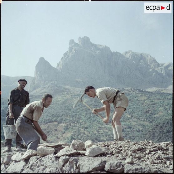 Le 7e Bataillon de chasseurs alpins (BCA) en patrouille dans un village kabyle. Chantier.