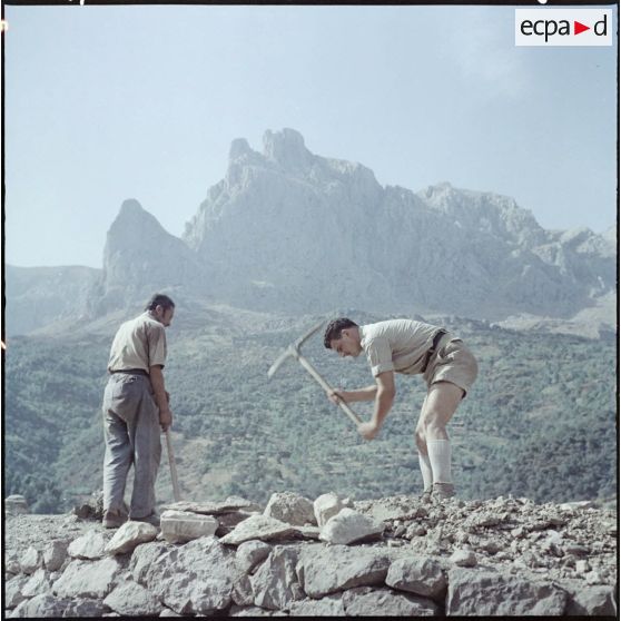Le 7e Bataillon de chasseurs alpins (BCA) en patrouille dans un village kabyle. Chantier.