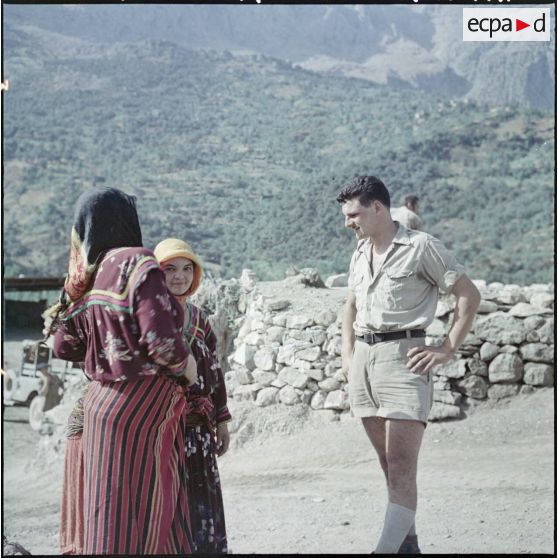 Le 7e Bataillon de chasseurs alpins (BCA) en patrouille dans un village kabyle. Rencontre avec la population.