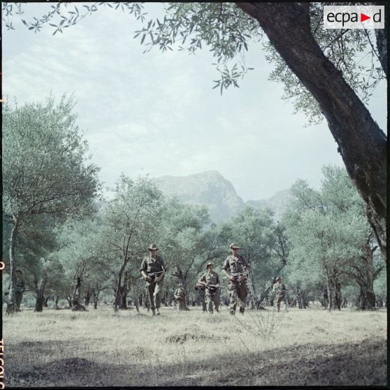 Le 7e Bataillon de chasseurs alpins (BCA) en patrouille dans un village kabyle.
