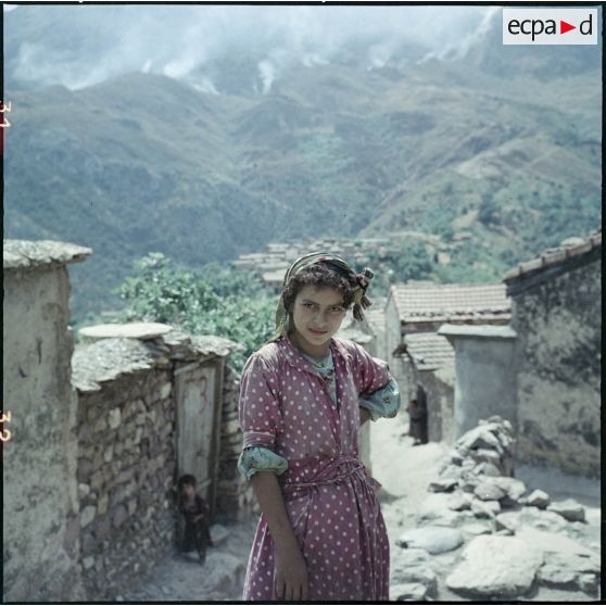 Le 7e Bataillon de chasseurs alpins (BCA) en patrouille dans un village kabyle. Portrait d'une jeune fille.