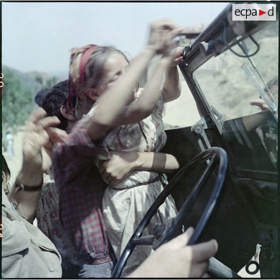 Le 7e Bataillon de chasseurs alpins (BCA) en patrouille dans un village kabyle.