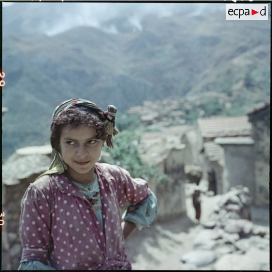 Le 7e Bataillon de chasseurs alpins (BCA) en patrouille dans un village kabyle. Portrait d'une jeune fille.