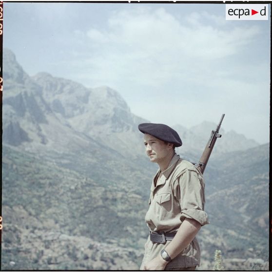 Le 7e Bataillon de chasseurs alpins (BCA) en patrouille dans un village kabyle. Portrait d'un soldat.